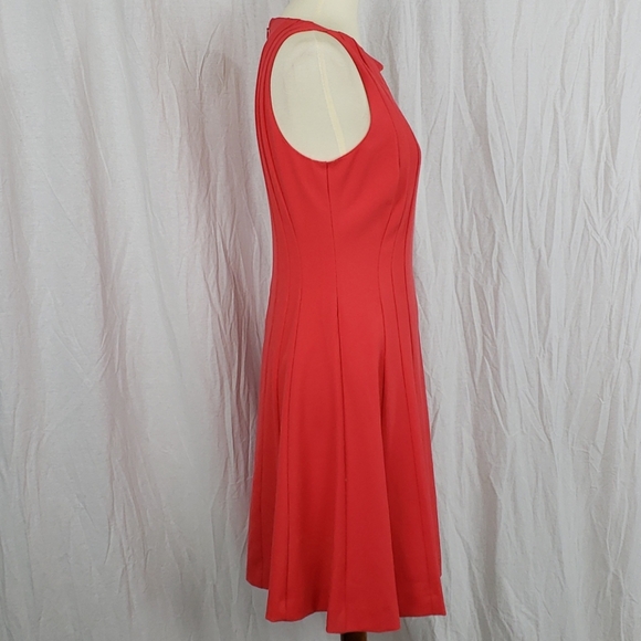 Banana Republic | Sleeveless with Bateau Neckline - Picture 5 of 8